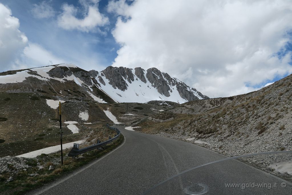 IMG_0492.JPG - Tra il rifugio Angelo Sebastiani (m 1.820) e la Sella di Leonessa (m 1.890)