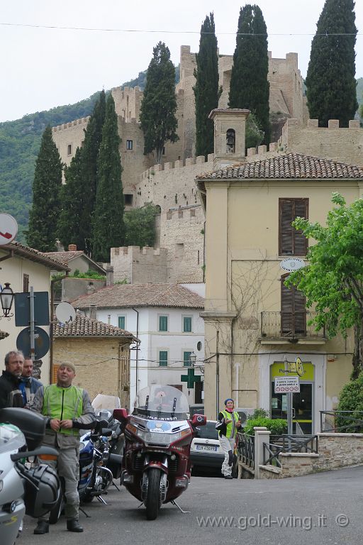 IMG_0690.JPG - Rocca Sinibalda: il castello (sullo sfondo)