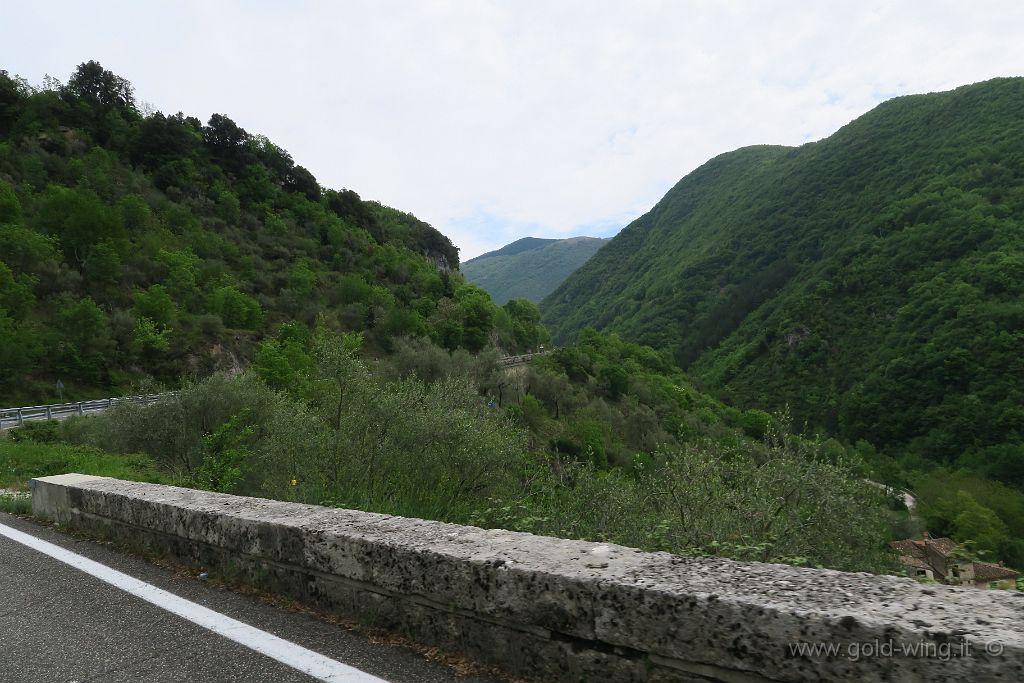 IMG_0826.JPG - Ad Antrodoco (RI) lasciamo la Salaria e svoltiamo verso l'Abruzzo, lungo la via Sabina
