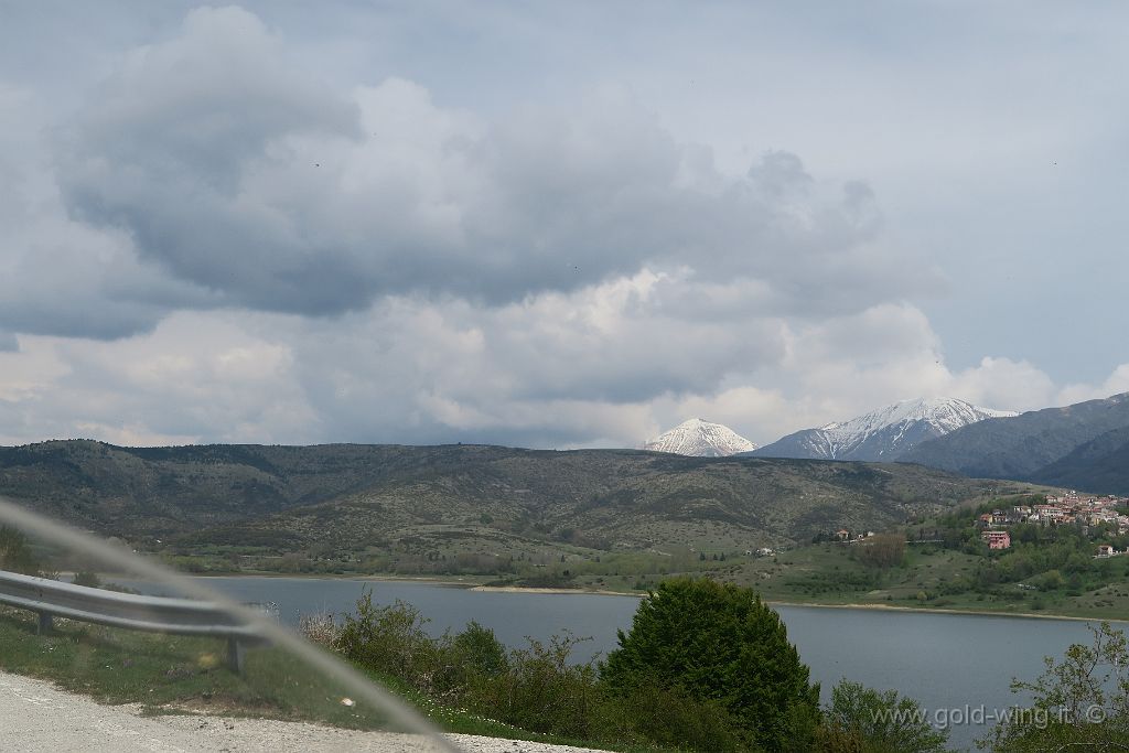 IMG_0885.JPG - Lago di Campotosto ( m 1.313) (AQ): dietro, i Monti della Laga (tra Abruzzo e Lazio)