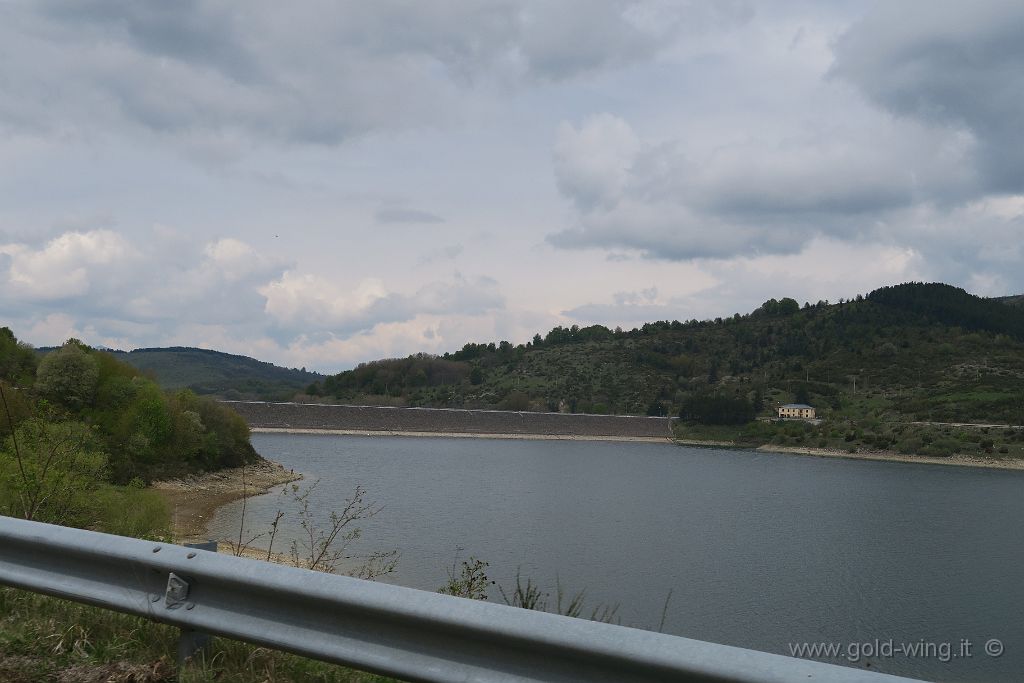 IMG_0888.JPG - Lago di Campotosto ( m 1.313) (AQ): la diga nord-ovest
