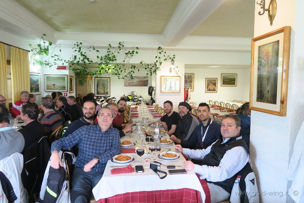 IMG_0902.JPG - Amatrice (RI). Ristorante: 8 motoviaggiatori con 8 piatti di spaghetti all'amatriciana