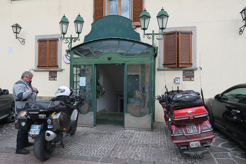 IMG_0905.JPG - Dopo pranzo, fuori dal ristotrante: si torna a casa