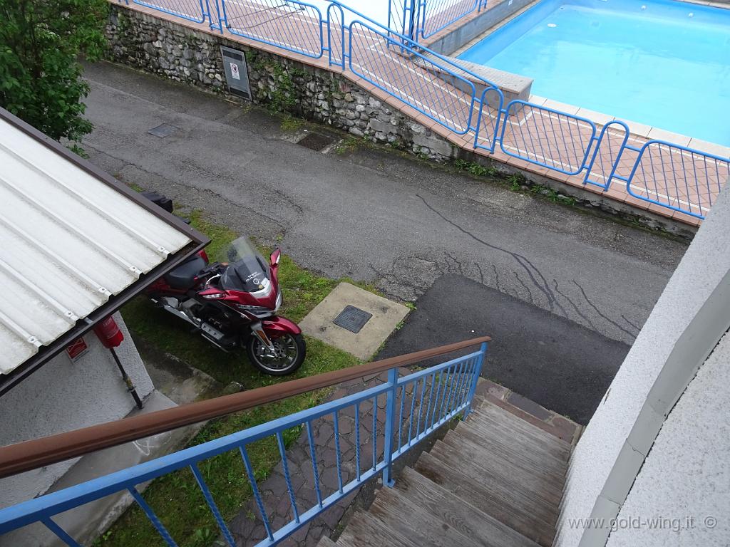 DSC00004.JPG - Campeggio Pilù: la mia moto parcheggiata sotto la mansarda