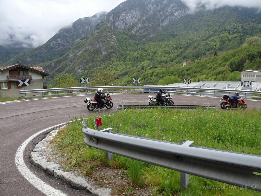 DSC00065.JPG - Scendendo dal lago di Ledro (m 652) al lago di Garda (m 65)