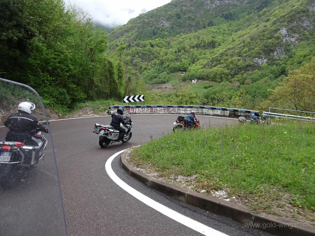 DSC00066.JPG - Scendendo dal lago di Ledro (m 652) al lago di Garda (m 65)