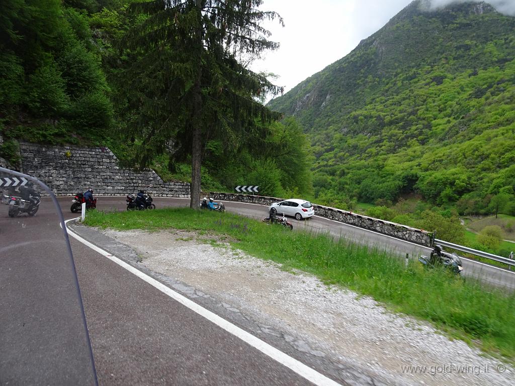 DSC00068.JPG - Scendendo dal lago di Ledro (m 652) al lago di Garda (m 65)