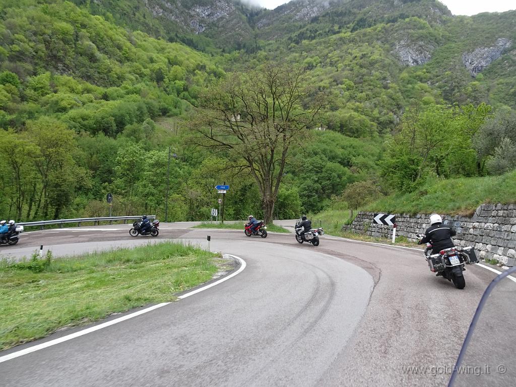DSC00069.JPG - Scendendo dal lago di Ledro (m 652) al lago di Garda (m 65)