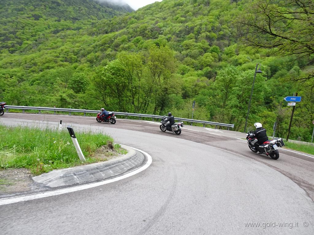 DSC00070.JPG - Scendendo dal lago di Ledro (m 652) al lago di Garda (m 65)