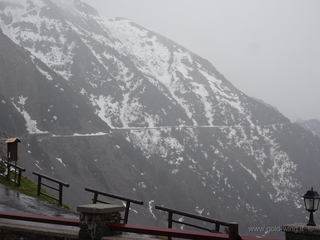 DSC00281.JPG - Passo del Maniva (m 1.664): la strada (chiusa per neve) verso il Crocedomini (m 1.892)