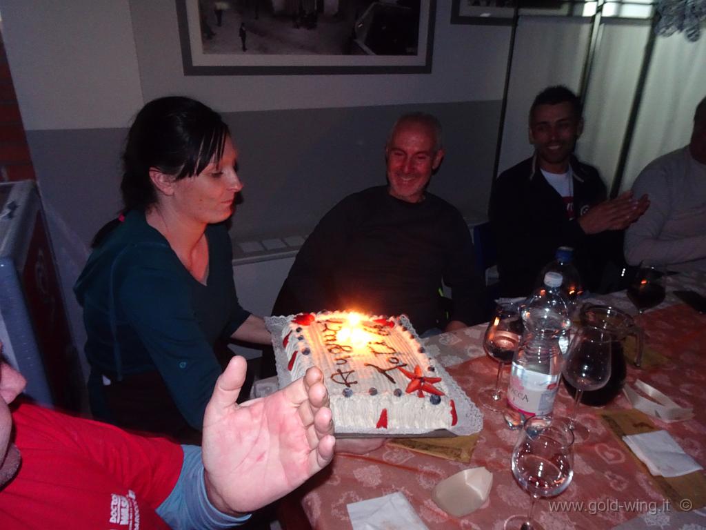 DSC00316.JPG - Cena al campeggio: torta per il compleanno di Antonio (toti66)