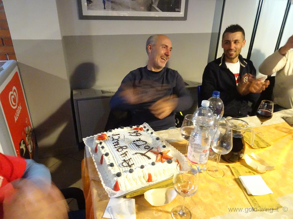 DSC00319.JPG - Cena al campeggio: torta per il compleanno di Antonio (toti66)