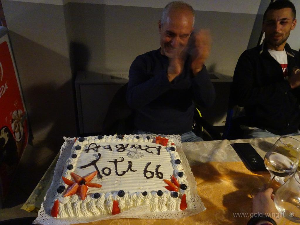 DSC00322.JPG - Cena al campeggio: torta per il compleanno di Antonio (toti66)