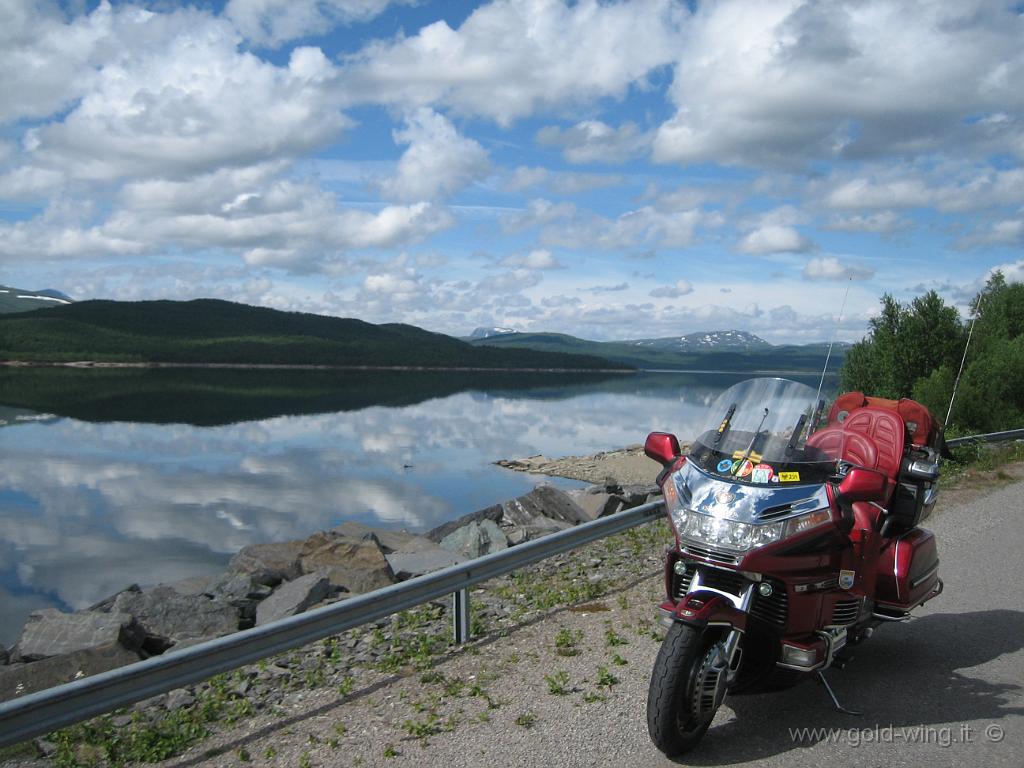 023.JPG - Norrbotten: lago tra Arjeplog e il circolo polare. Riflessi sull'acqua