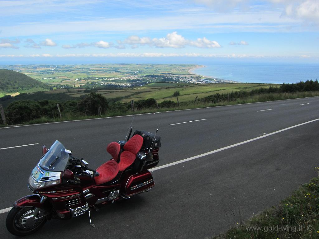 0615.JPG - 32 - Mountain Road, panorama. Qui comincia è il tratto più spettacolare (secondo me), almeno per il panorama. La strada corre sulle montagne, con ampie vedute sullisola, fino al mare. Sullo sfondo lestremità settentrionale di Man, Point of Aire