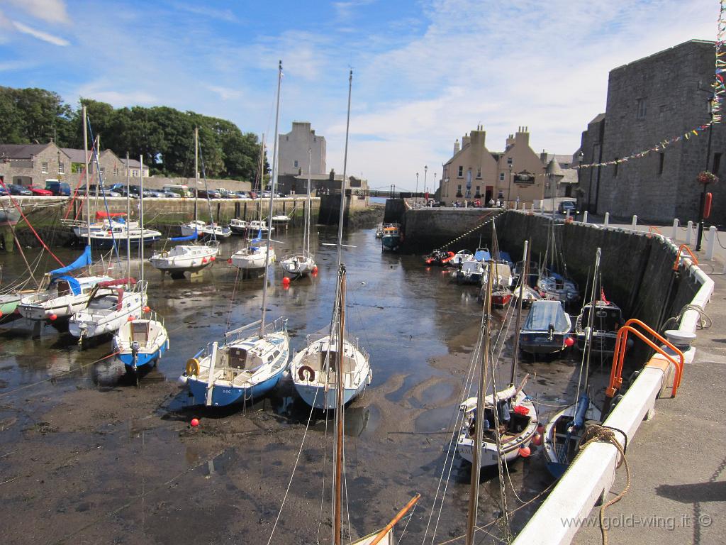 0623.JPG - Porto di Castletown: evidenti gli effetti della marea, con le imbarcazioni poggiate con la chiglia sul fondo, in secca