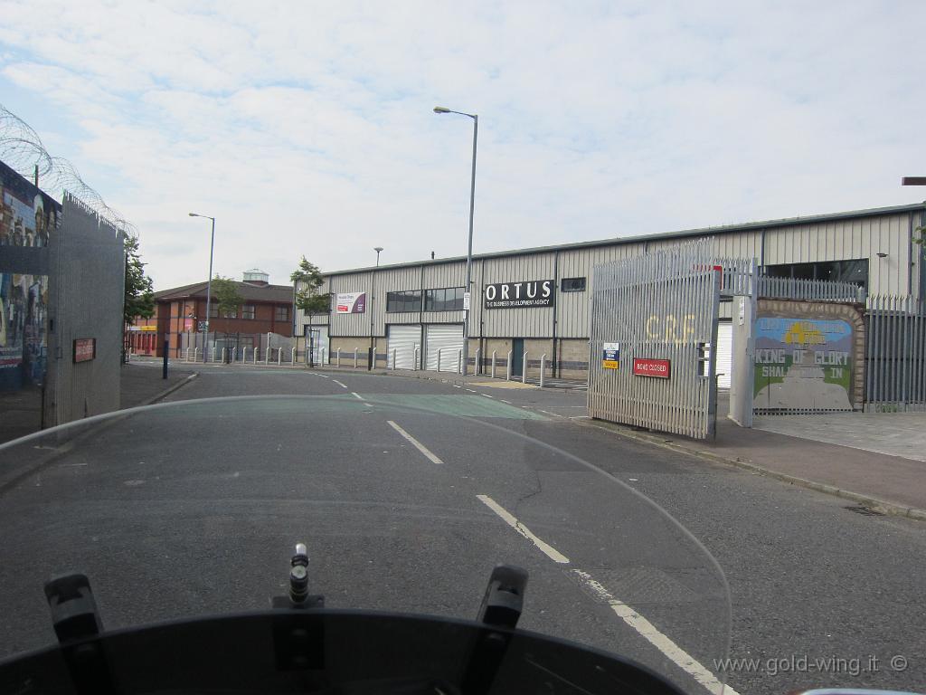 0626.JPG - Belfast (Irlanda del Nord), il cancello che separa i quartieri protestante e cattolico