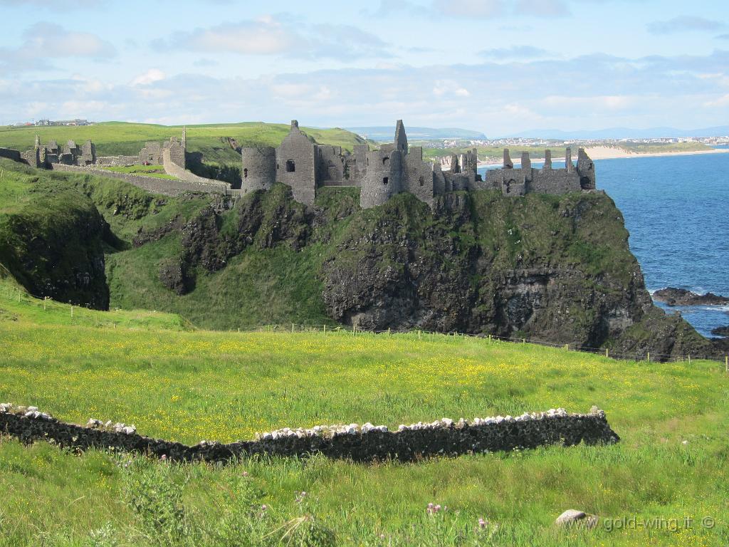 0680.JPG - I ruderi del Dunluce Castle, arroccato in cima a un dirupo sulla costa