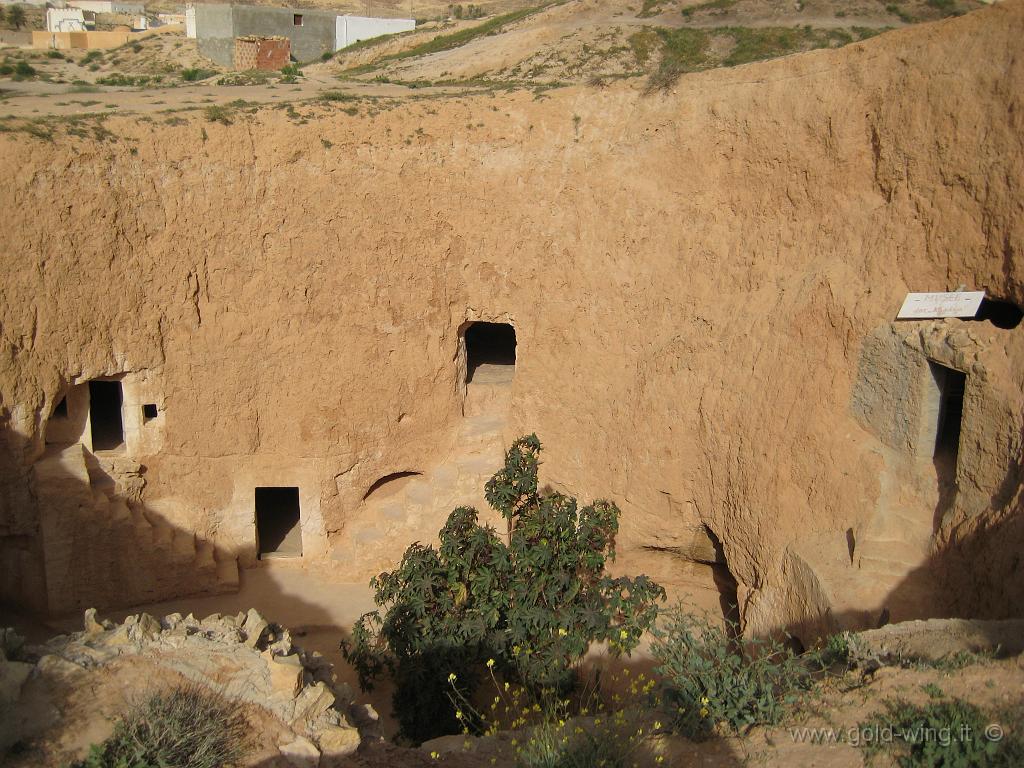 079.JPG - Matmata, abitazione-cratere: il cortile visto dall'esterno