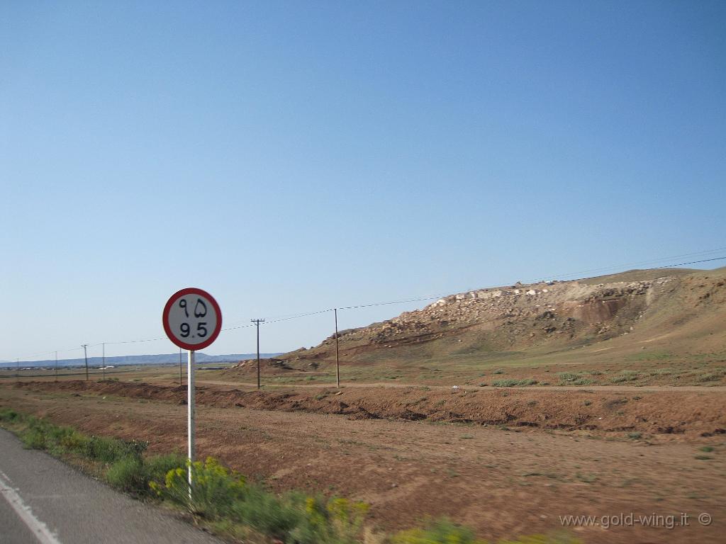 136.JPG - A est di Maku (Iran): segnale stradale iraniano