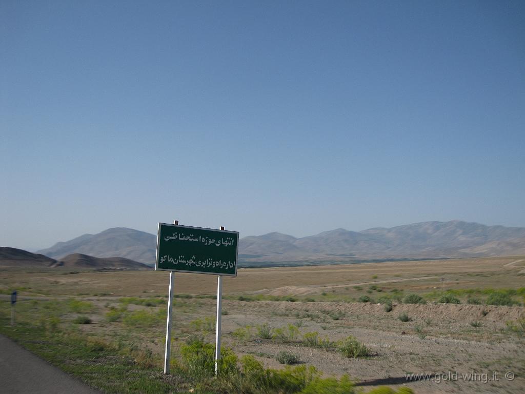 137.JPG - Tra Maku e Tabriz (Iran), segnale stradale iraniano: cosa vorrà dire?