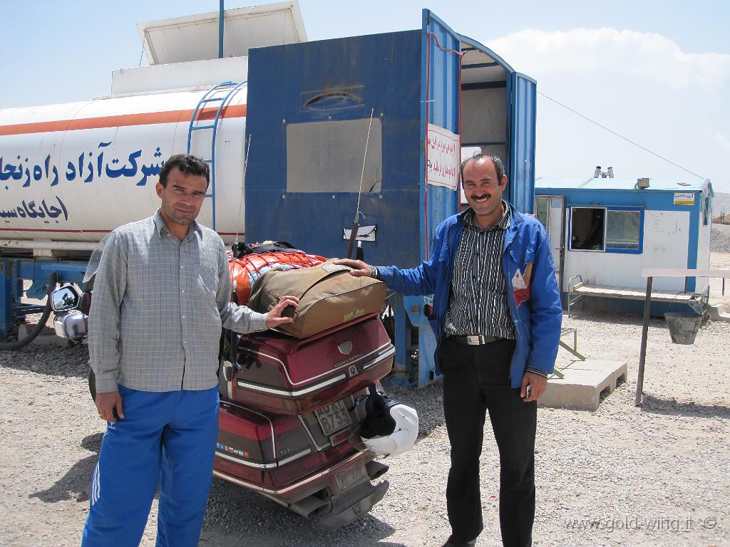 138.JPG - Strana stazione di servizio sull'autostrada Tabriz-Teheran