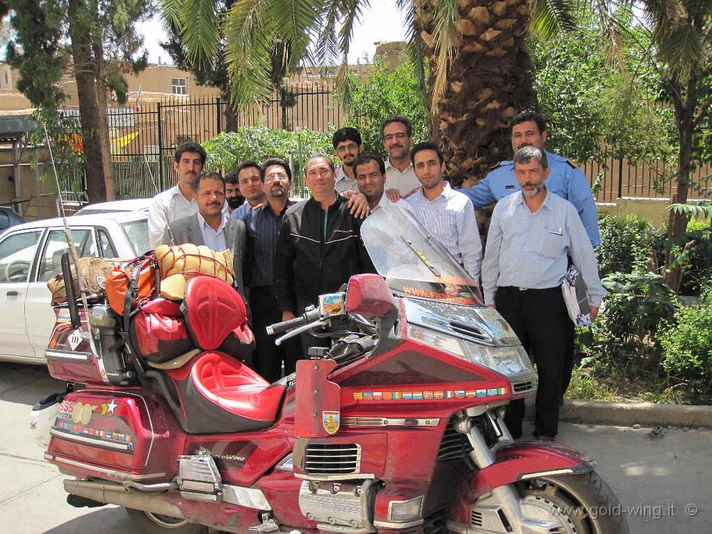 141.JPG - Semnan (Iran): il personale della banca, che ha ospitato la mia moto durante il cambio-valuta (e offerto il pranzo)