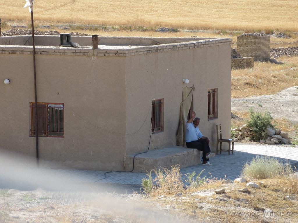 151.JPG - Caravanserraglio di Rubat Sharaf (Iran): il "custode"