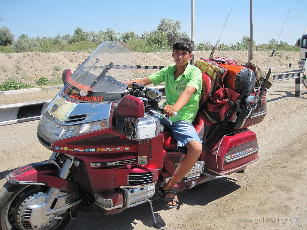 165.JPG - Il ragazzo turkmeno del ponte a pedaggio sul fiume Amu Darja