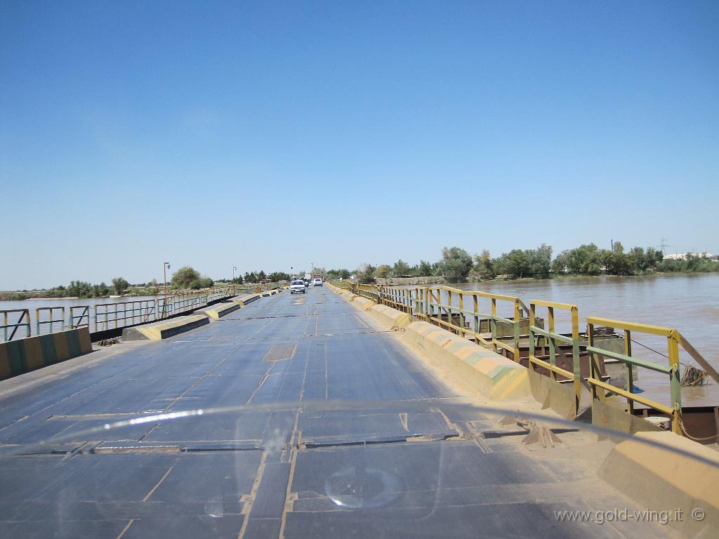 166.JPG - Ponte di barche sul fiume Amu Darja (Turkmenistan)