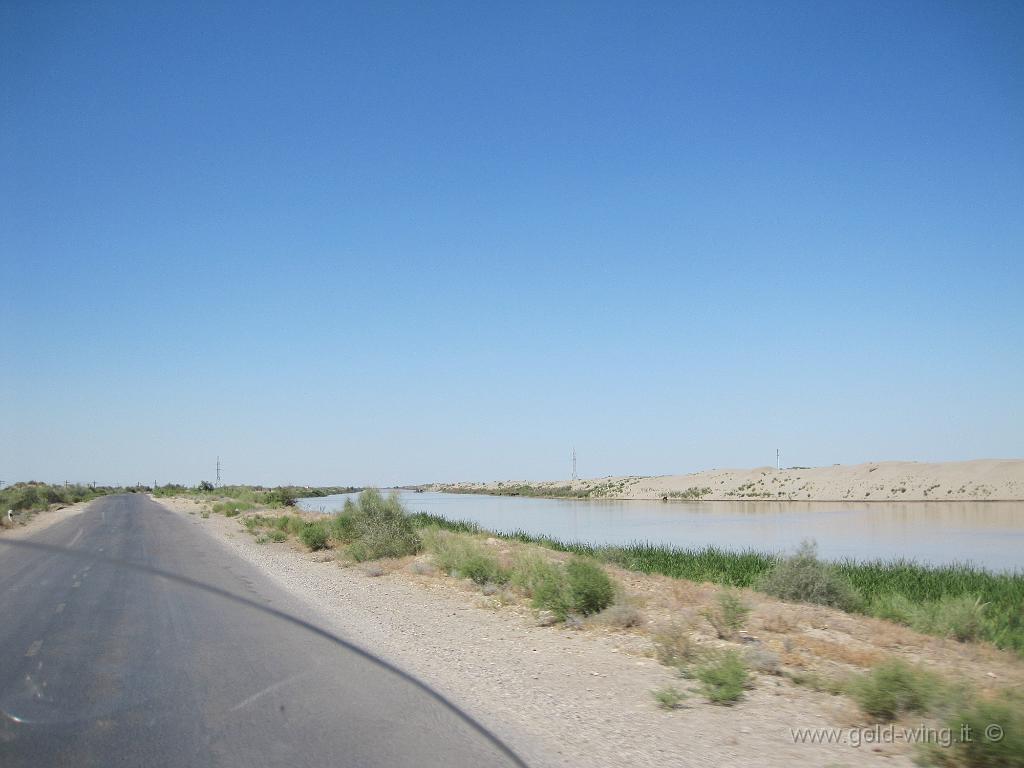 167.JPG - Turkmenistan (presso il confine con l'Uzbekistan): canale nel deserto