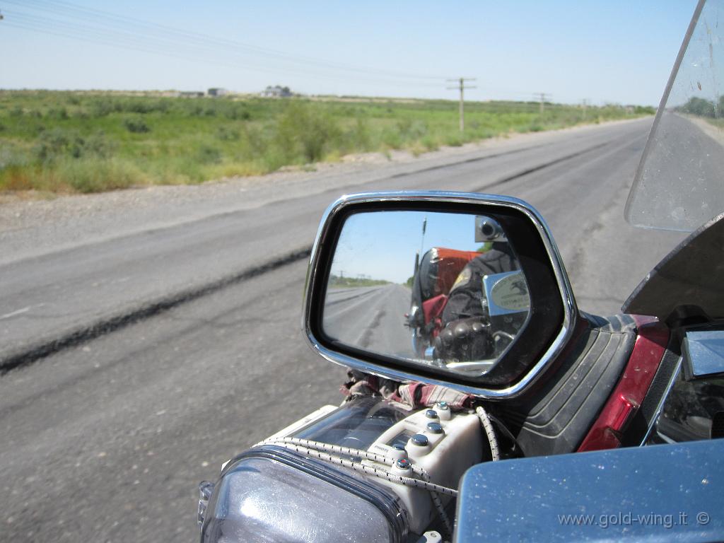 168.JPG - Turkmenistan (presso il confine con l'Uzbekistan): profondi solchi nella strada