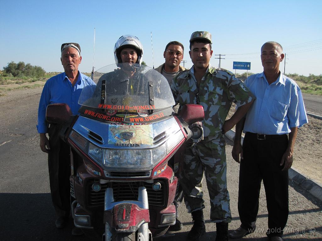 170.JPG - Uzbekistan: foto di gruppo con la polizia