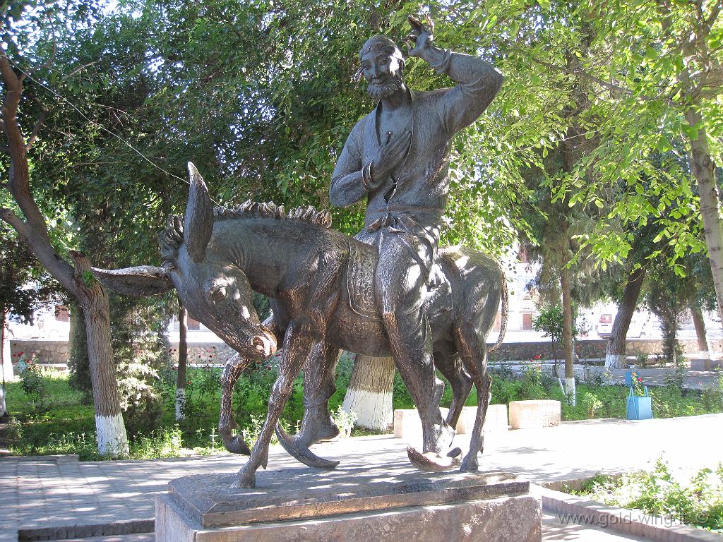 180.JPG - Bukhara (Uzbekistan): piazza Lyabi Hauz ("intorno alla vasca")