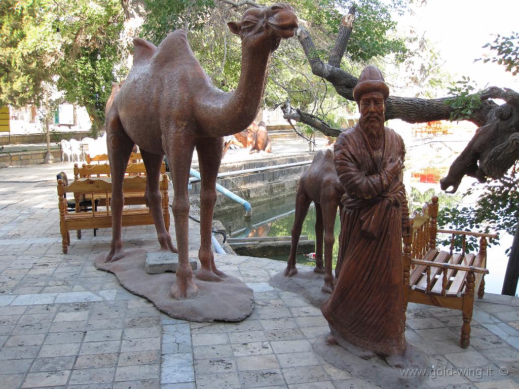 181.JPG - Bukhara (Uzbekistan): piazza Lyabi Hauz ("intorno alla vasca")