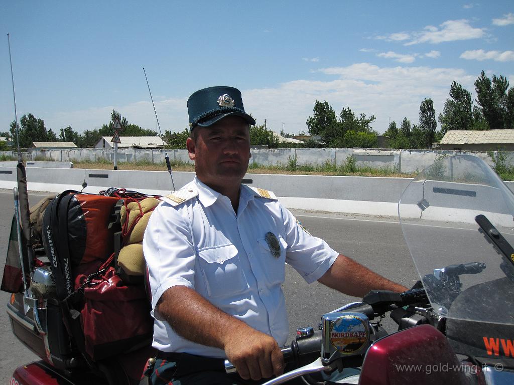 191.JPG - Poliziotto uzbeko presso Bukhara