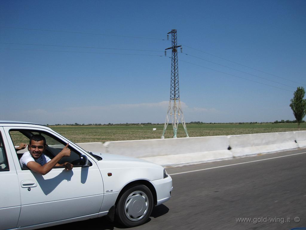215.JPG - Autostrada tra Samarcanda e  Taskent: gli uzbeki mi salutano dalle auto in corsa