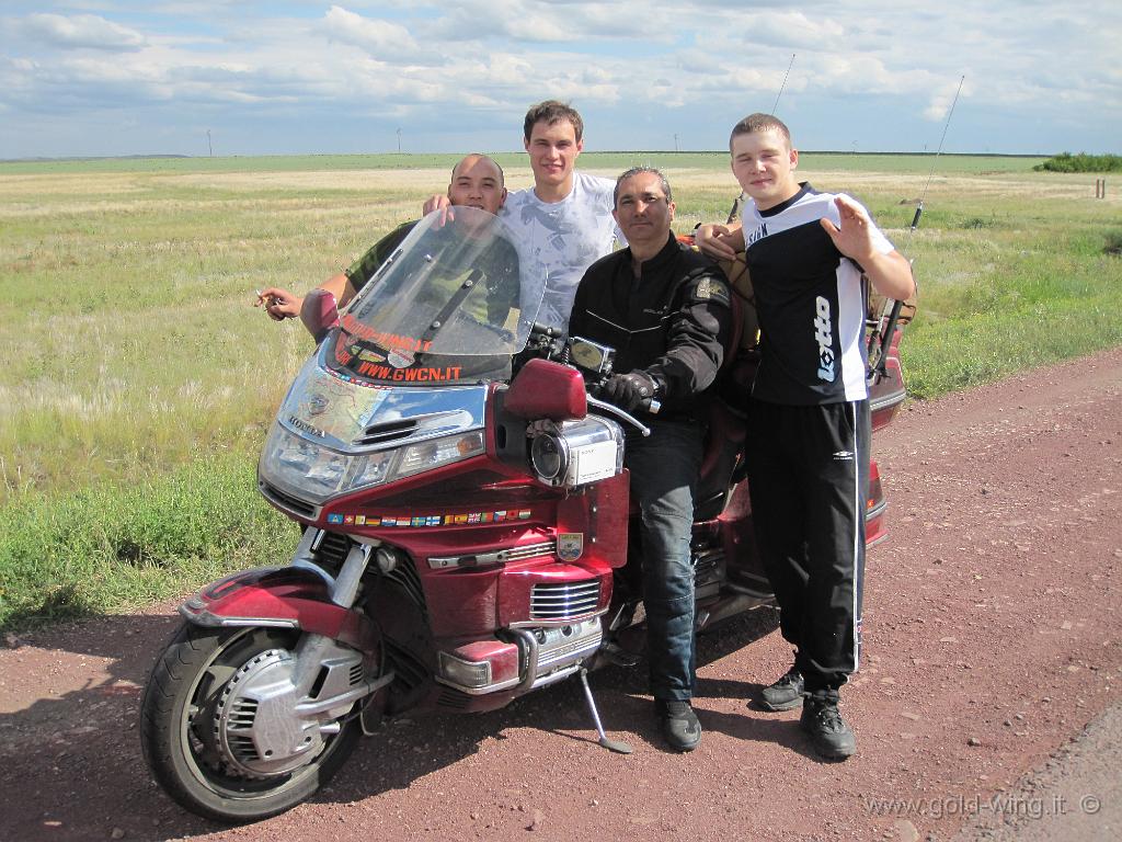 229.JPG - A nord-est di Karaganda (Kazakistan): ragazzi russi