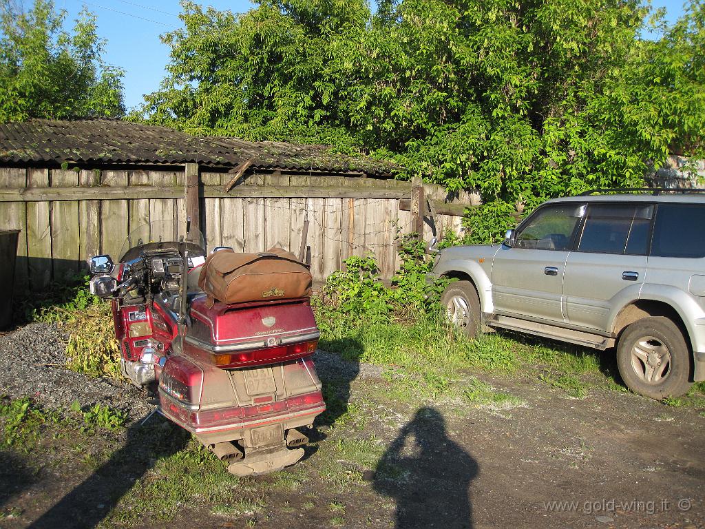 252.JPG - Il parcheggio presso l'albergo di Tajset (Siberia)