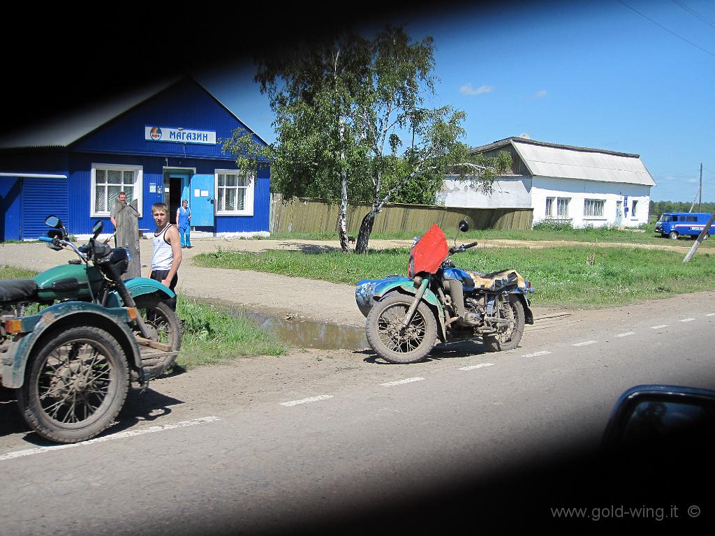 259.JPG - A ovest di Tulun (Siberia): sidecar locali. L'ombra sopra e sotto è la fotocamera che fatica ad aprirsi per tutta la terra che ha preso