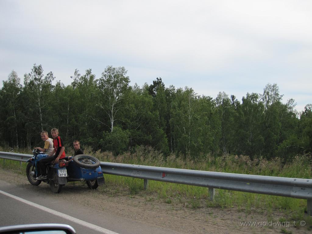 260.JPG - Tra Tulun e Irkutsk (Siberia): ragazzi su sidecar locale