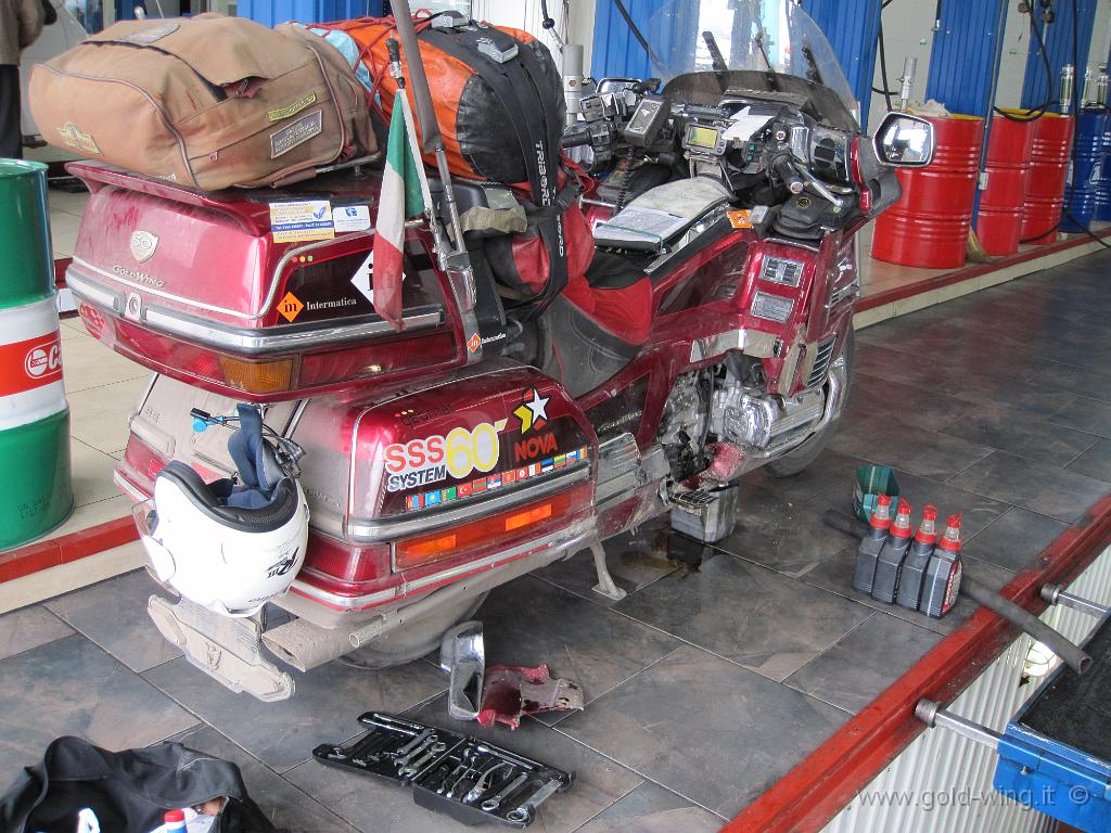 262.JPG - Irkutsk (Siberia): cambio l'olio alla moto, a metà viaggio (km 13.000)