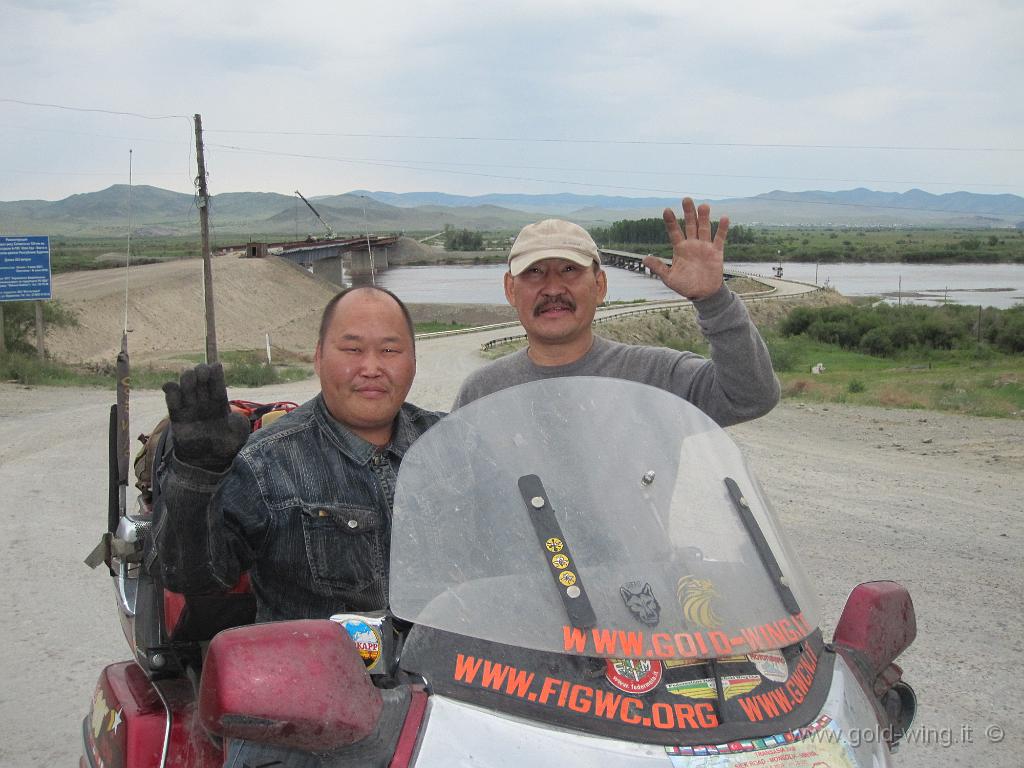 280.JPG - Dopo il ponte sul fiume Selenga (Rep. di Buriazia, Siberia): due buriati