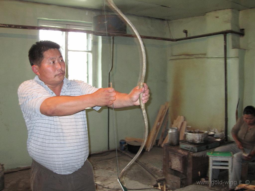 288.JPG - Dulaankhaan (Mongolia), Boldbaatar mi mostra il funzionamento dell'arco mongolo