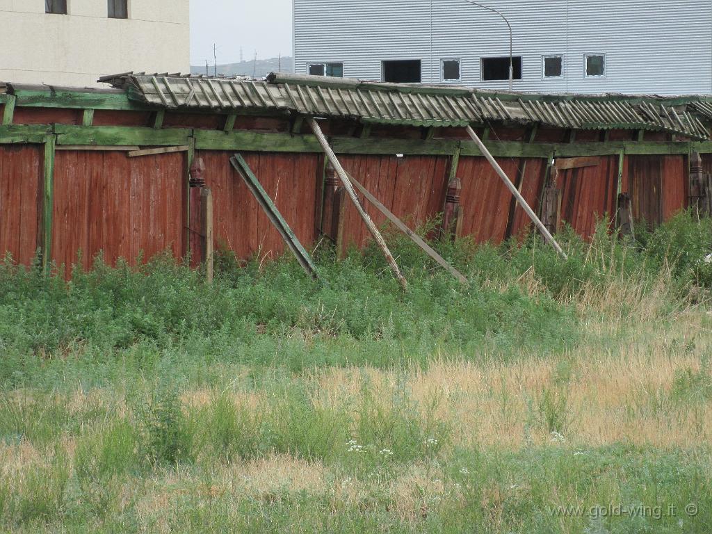 301.JPG - Ulan Bator (Mongolia), palazzo dinverno di Bogd Khan: recizione puntellata