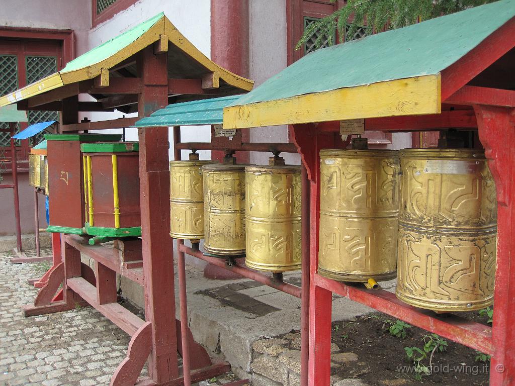 306.JPG - Ulan Bator (Mongolia), Gandan Khiid: cilindri di preghiera
