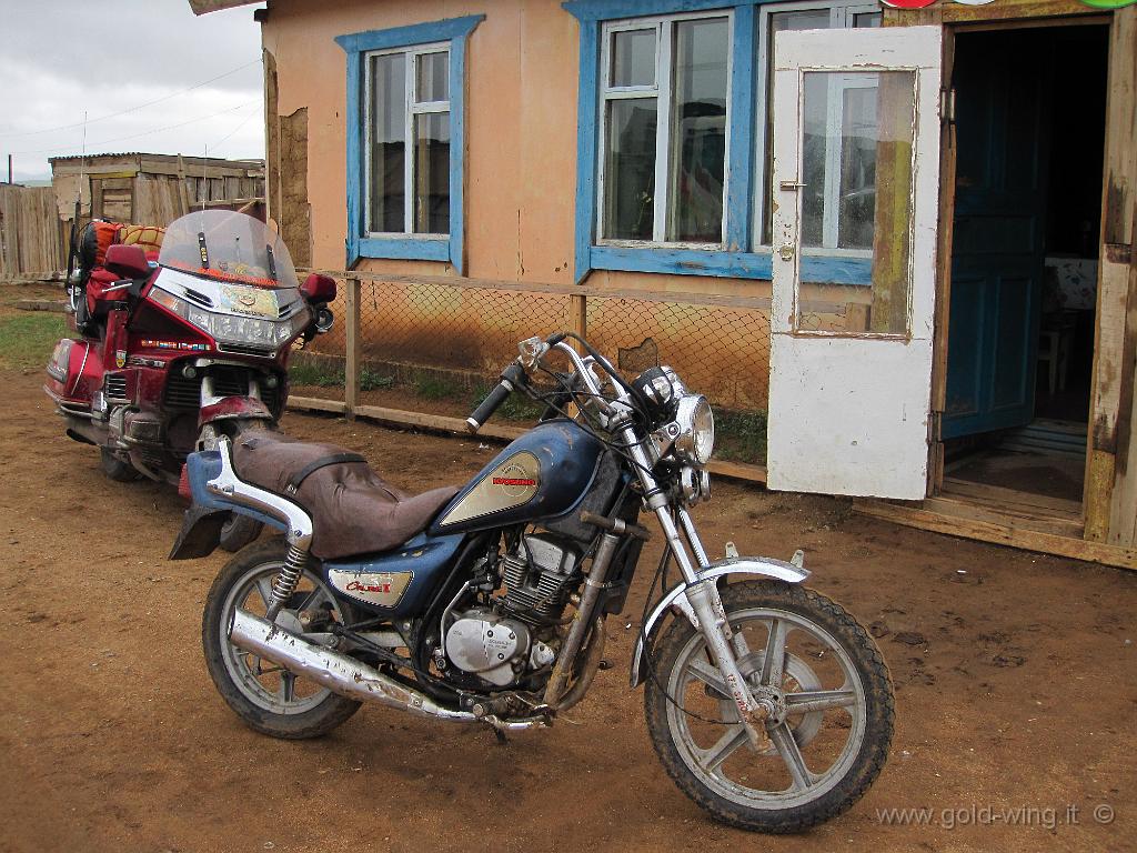 309.JPG - Tra Ulan Bator e Lun (Mongolia): incontro con motociclista locale
