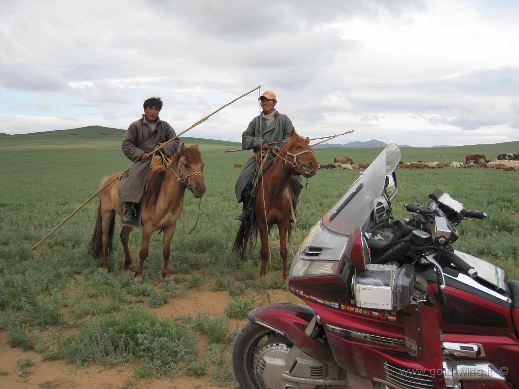 312.JPG - Mongolia: pastori a cavallo a est di Lun