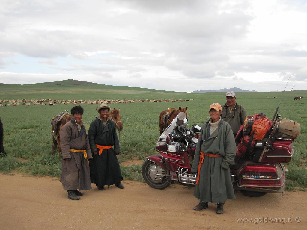 317.JPG - Mongolia: pastori a cavallo a est di Lun