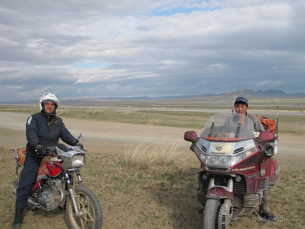 320.JPG - Pista presso Lun (Mongolia): ci scambiamo le moto?